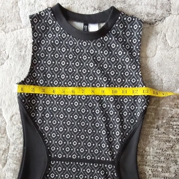 Elegant Black and White Patterned Dress - - Picture 7 of 11